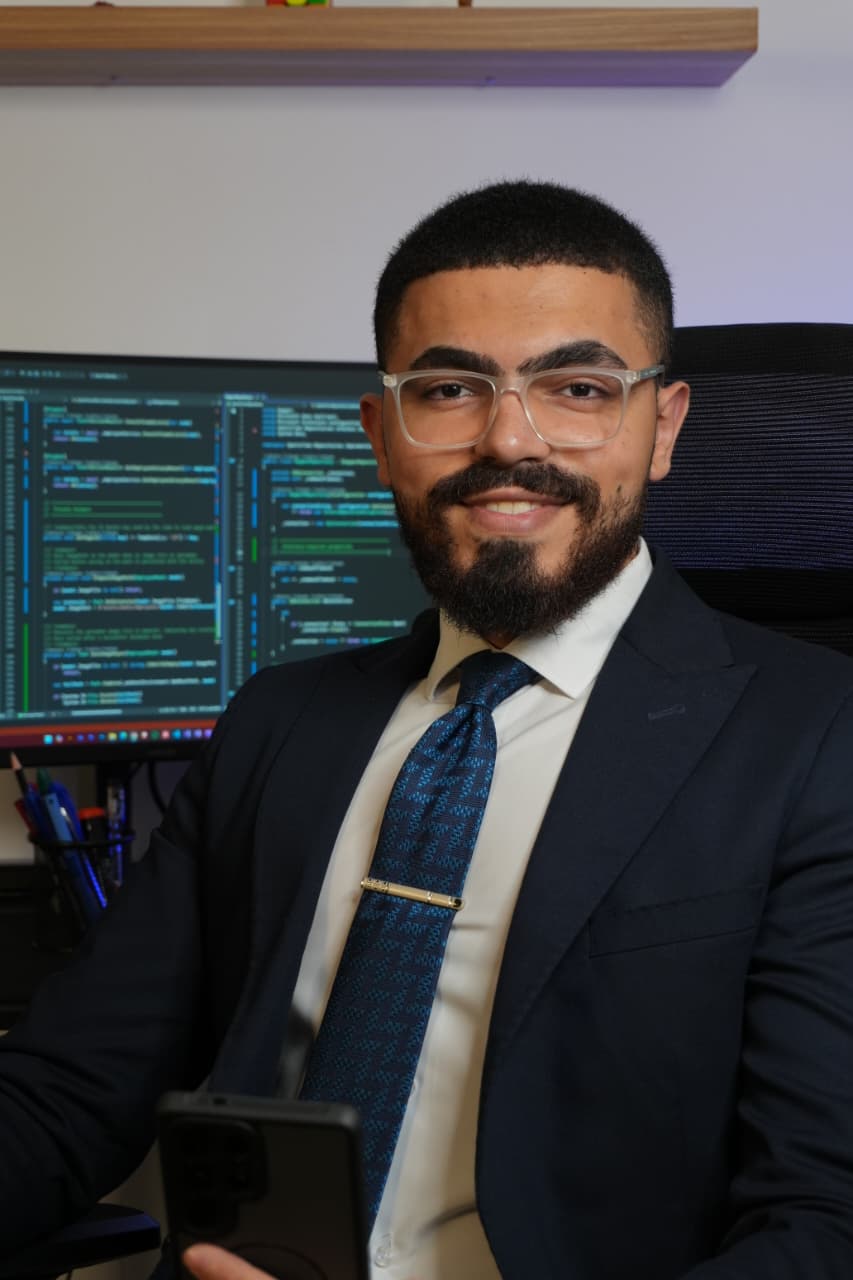 مؤمن أبو عيسى يعمل في مكتبه